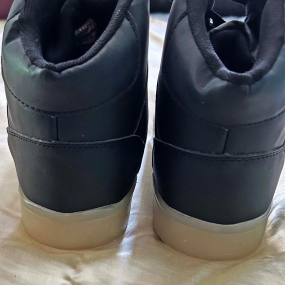 SHOES LITE-UP, MULTICOLOUR LIGHTS IN BOTH SOLE EDGES, EQUAL TO LADIES SIZE 8, - Picture 3 of 12